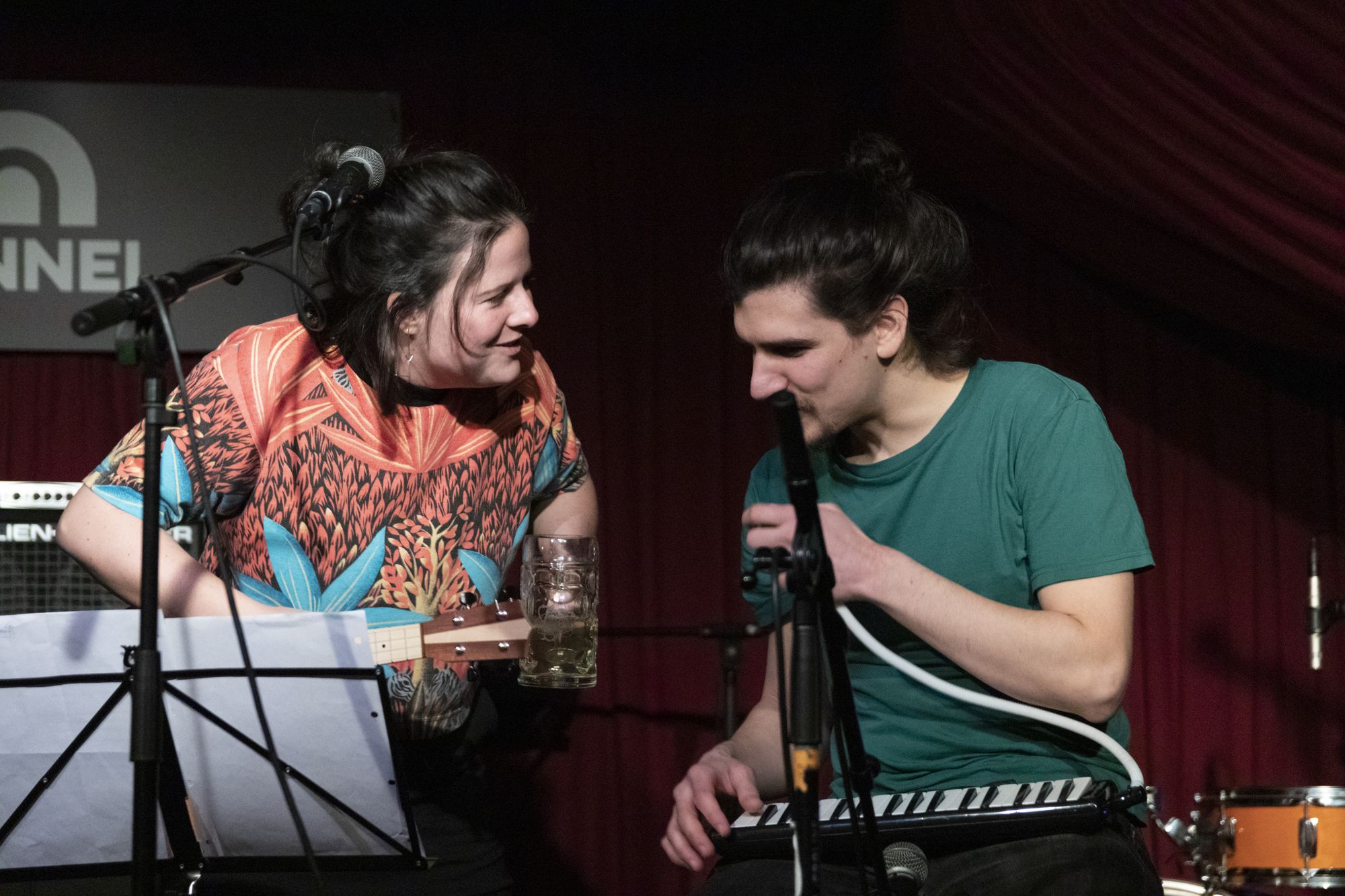 Band mit Kontrabass, Keyboard und Gesang