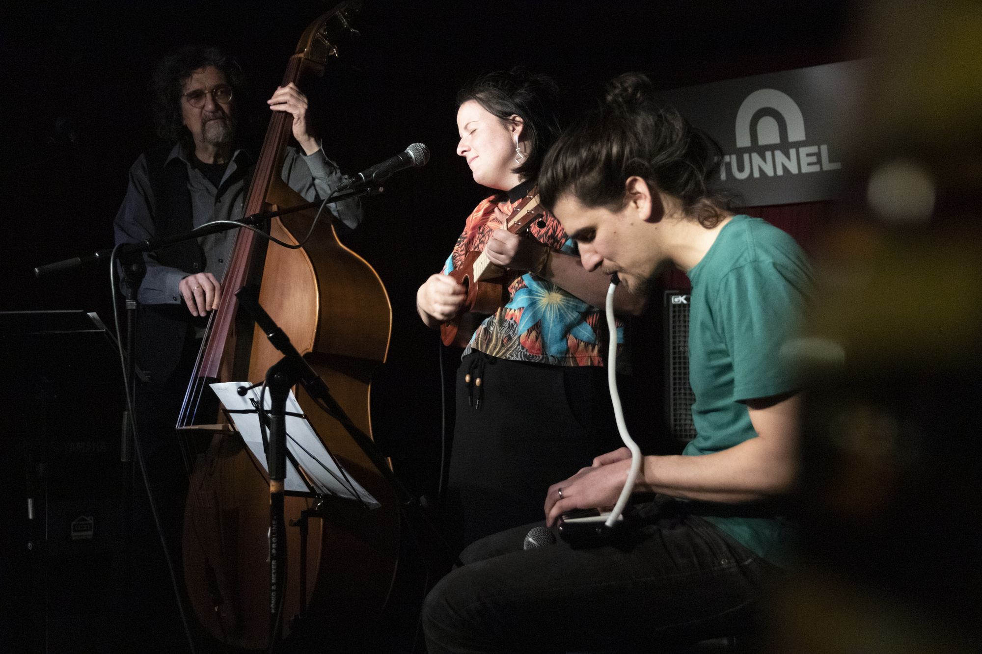 Band von der Seite, Kontrabass im Vordergrund