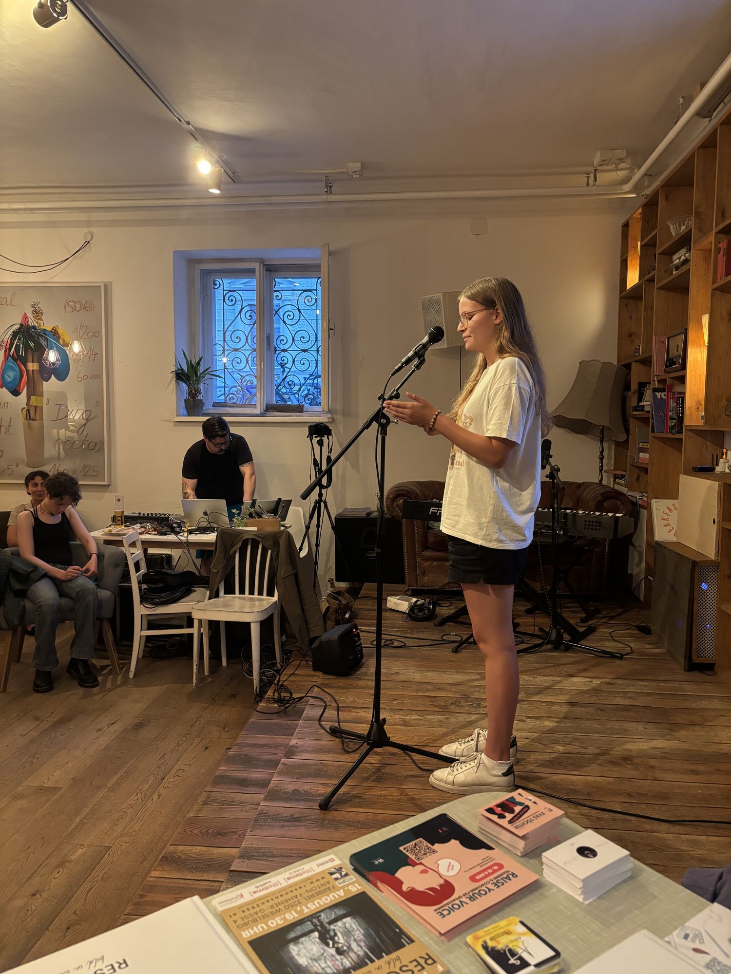 Auftritt in der Buchhandlung & Café phil, Publikum an Tischen