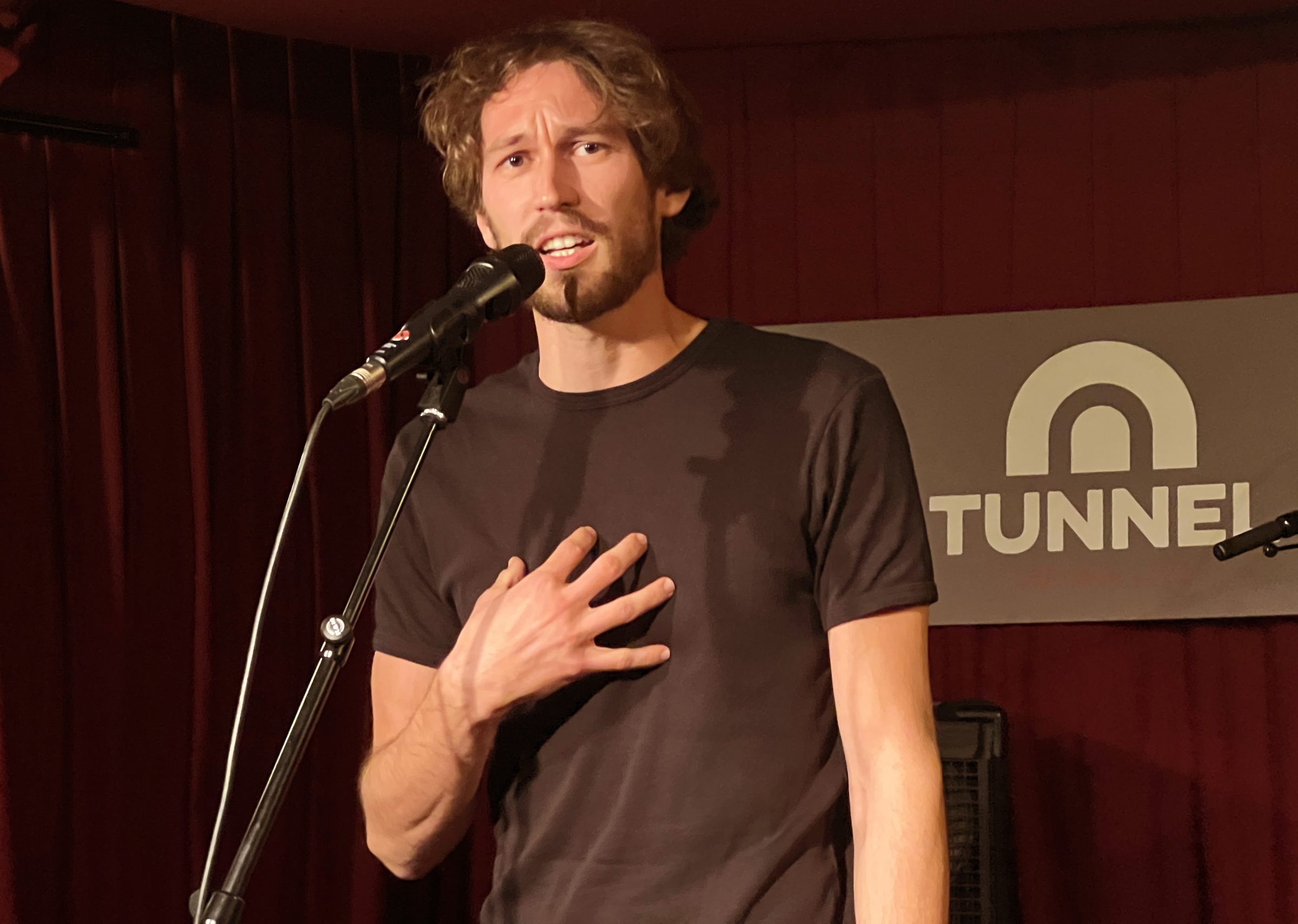 Slammer am Mikrofon vor der Wand im Tunnel Vienna Live