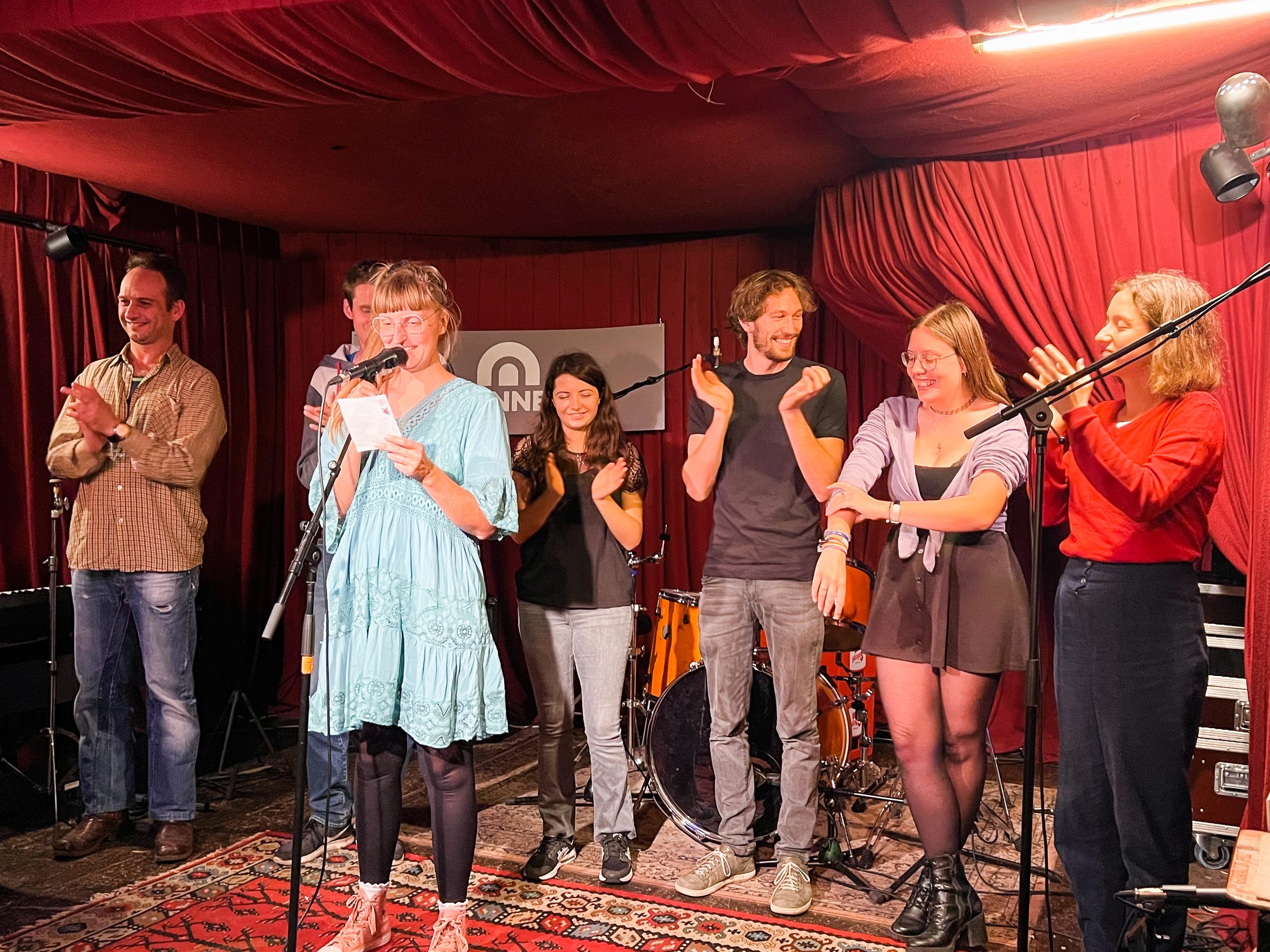 Das ganze Ensemble auf der Bühne