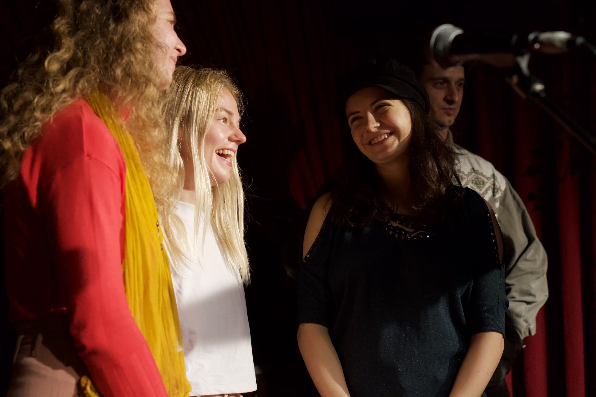Das Line-up des Abends auf der Bühne