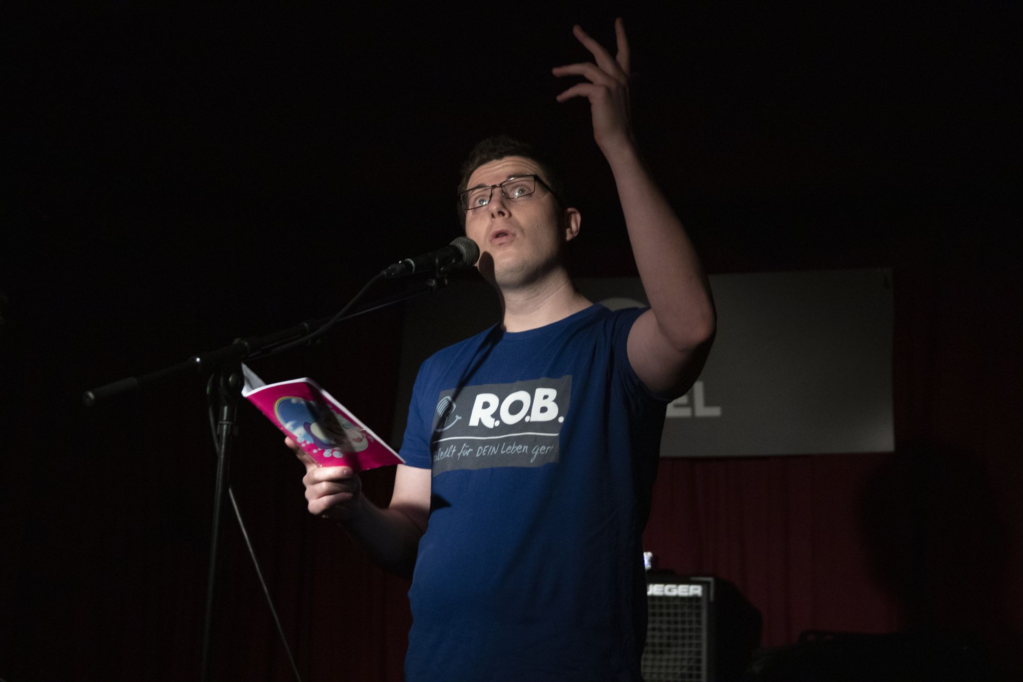 Slammer mit ausholender Geste am Mikrofon