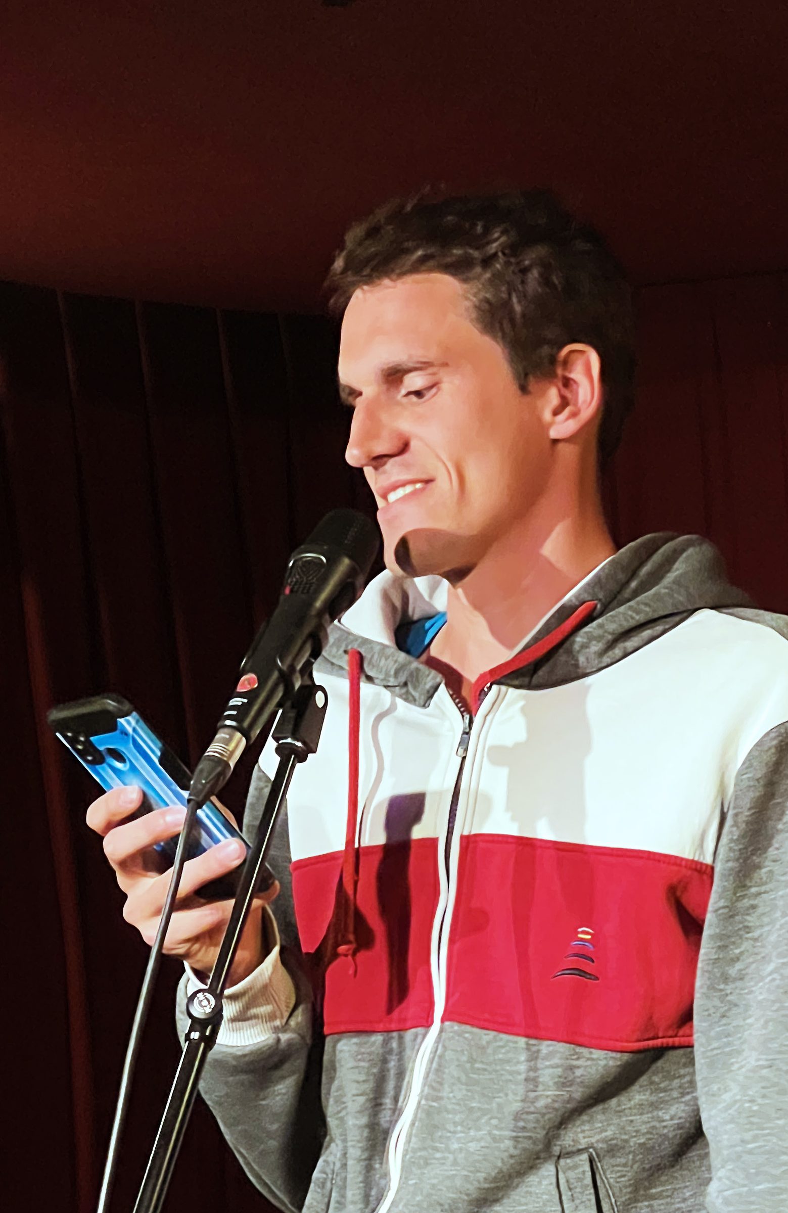 Slammer liest vom Handy am Mikrofon