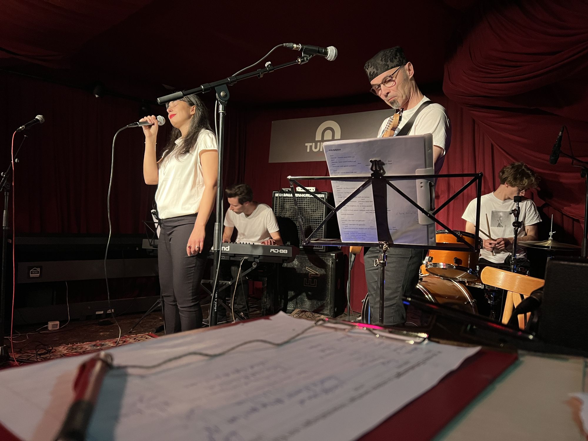 Sängerin mit Band auf der Bühne im Tunnel Vienna Live